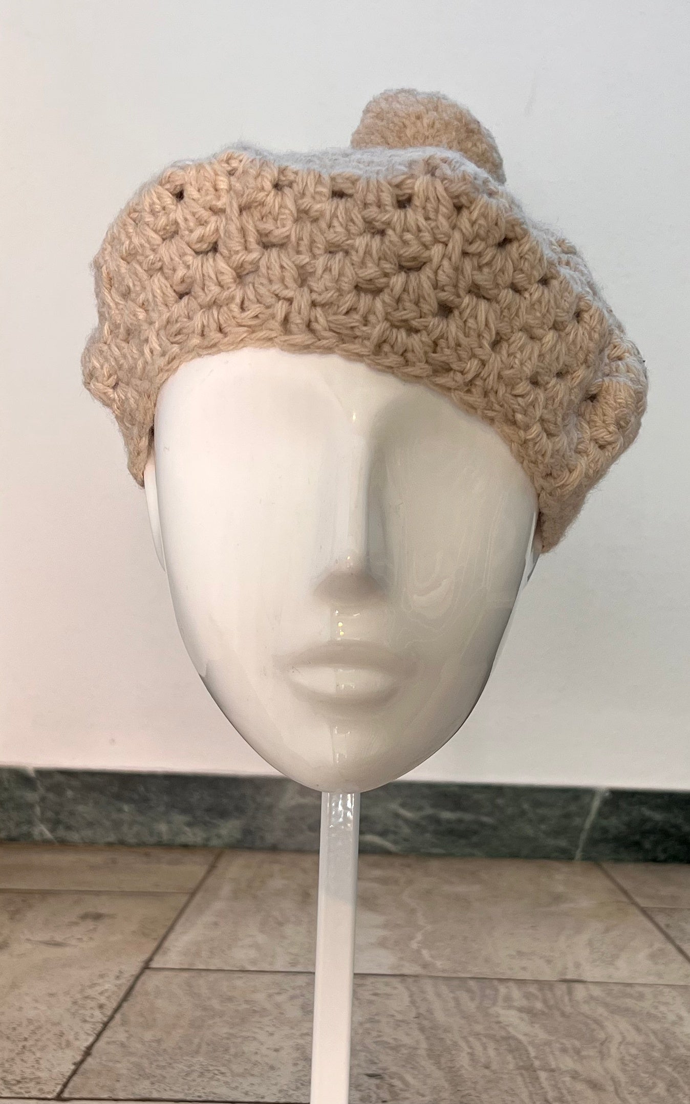 Berretto vintage con pompon all'uncinetto