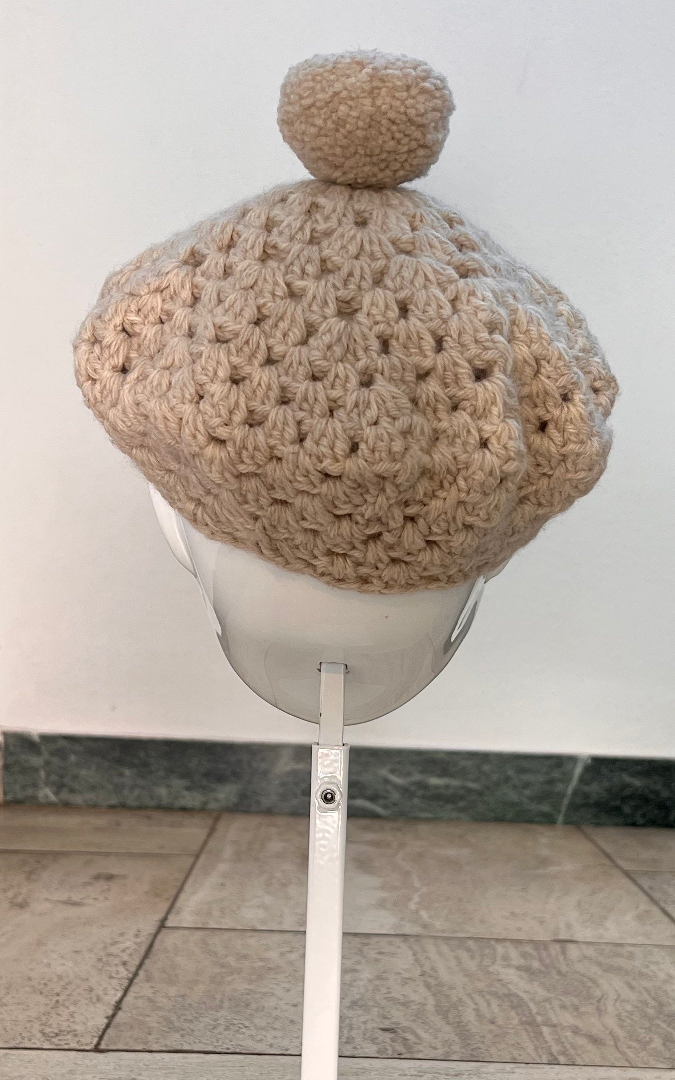 Berretto vintage con pompon all'uncinetto