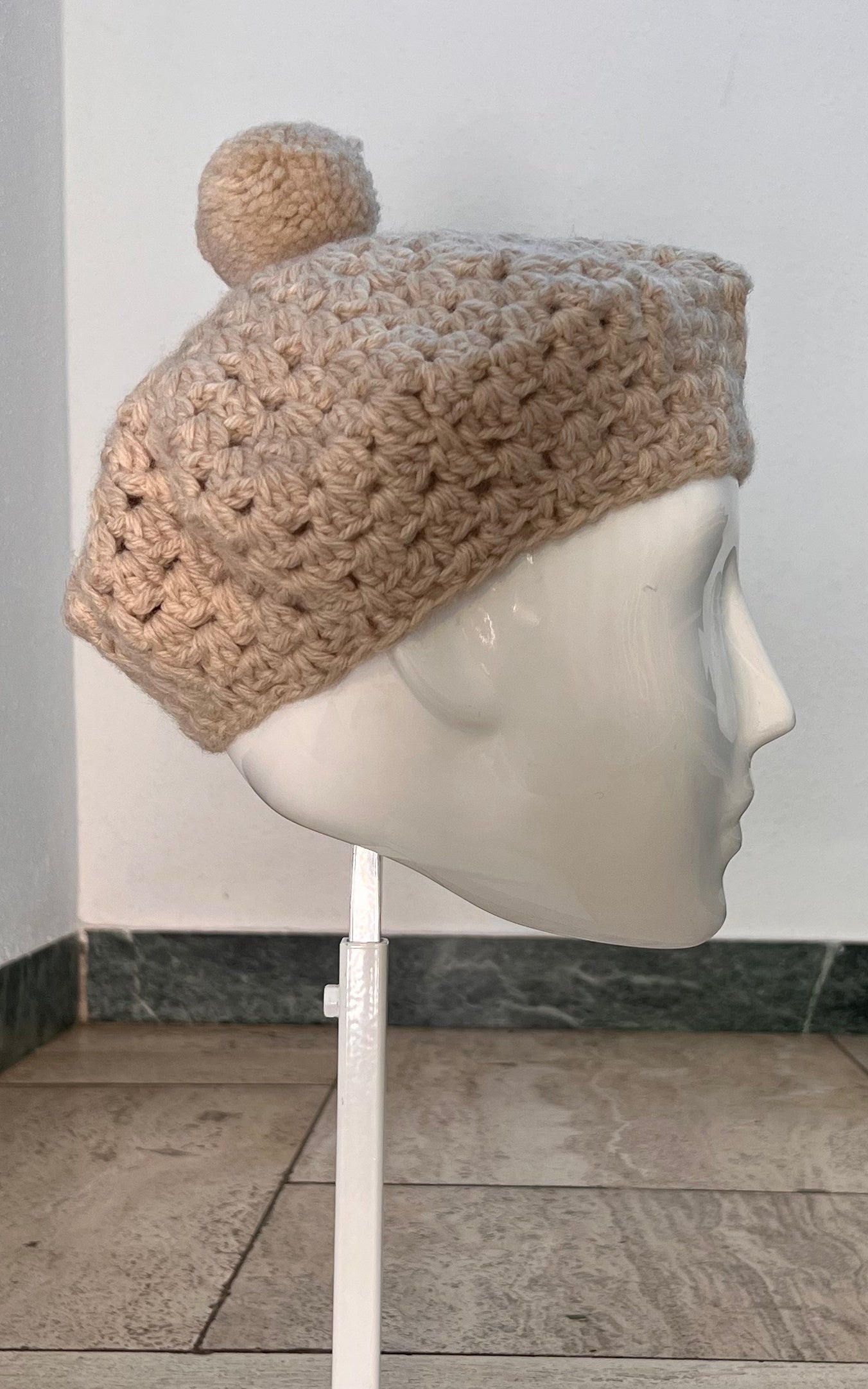 Berretto vintage con pompon all'uncinetto