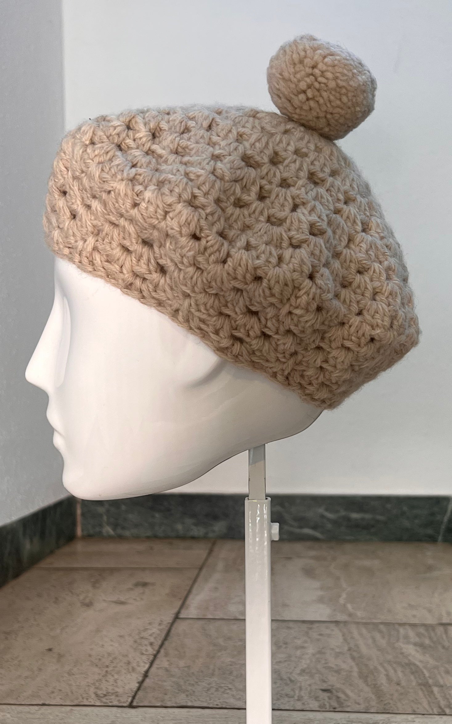 Berretto vintage con pompon all'uncinetto