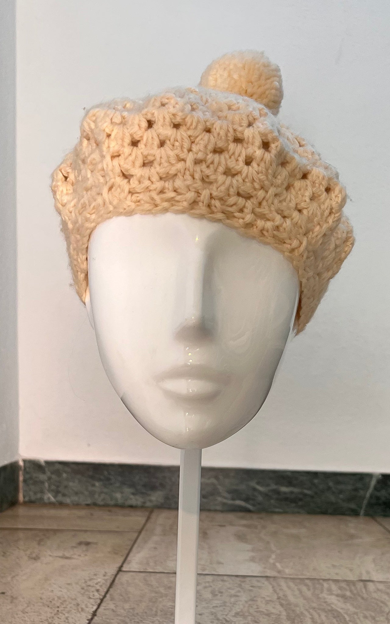 Berretto vintage con pompon all'uncinetto