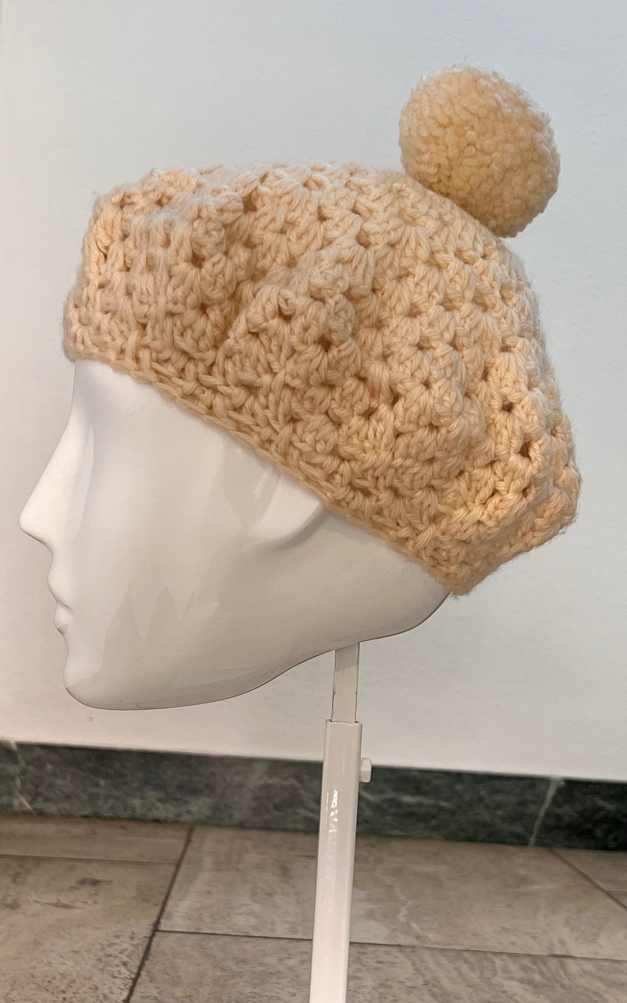 Berretto vintage con pompon all'uncinetto