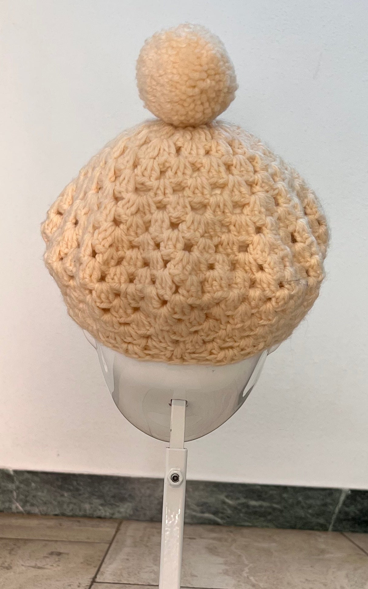 Berretto vintage con pompon all'uncinetto