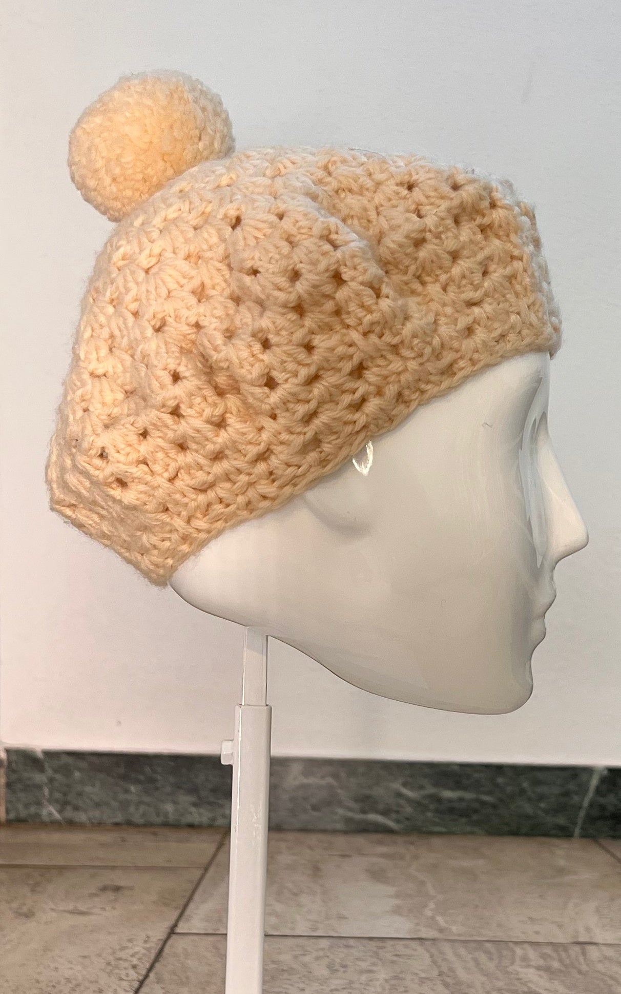 Berretto vintage con pompon all'uncinetto