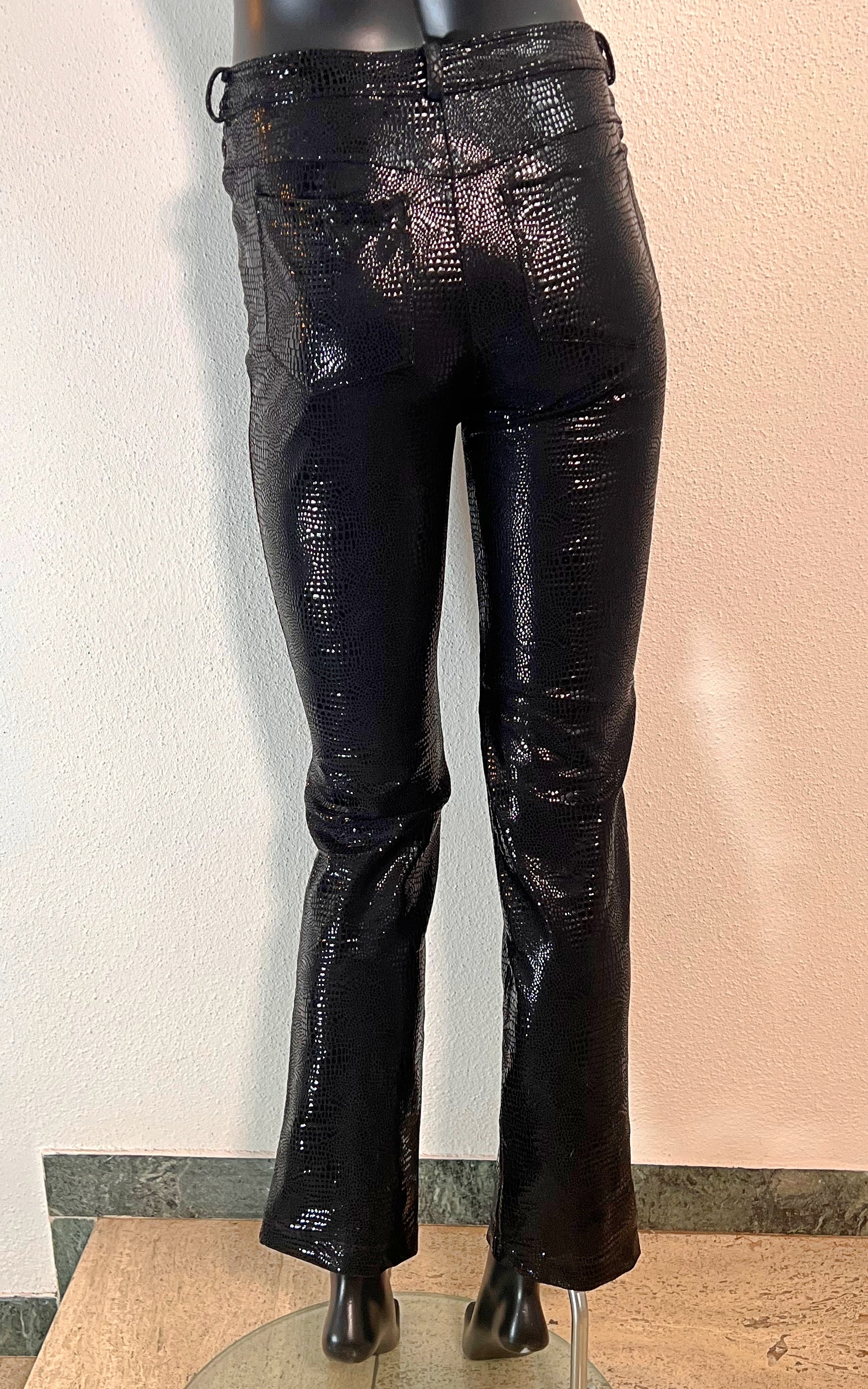 Pantaloni bagnati vintage di Betsy Johnson con serpente