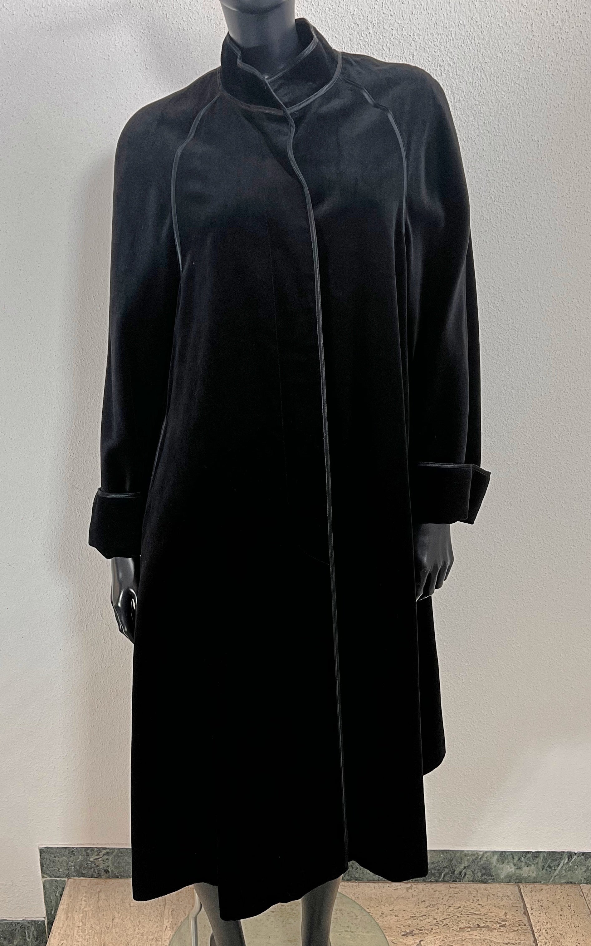 Cappotto vintage in velluto Louis Feraud anni '70