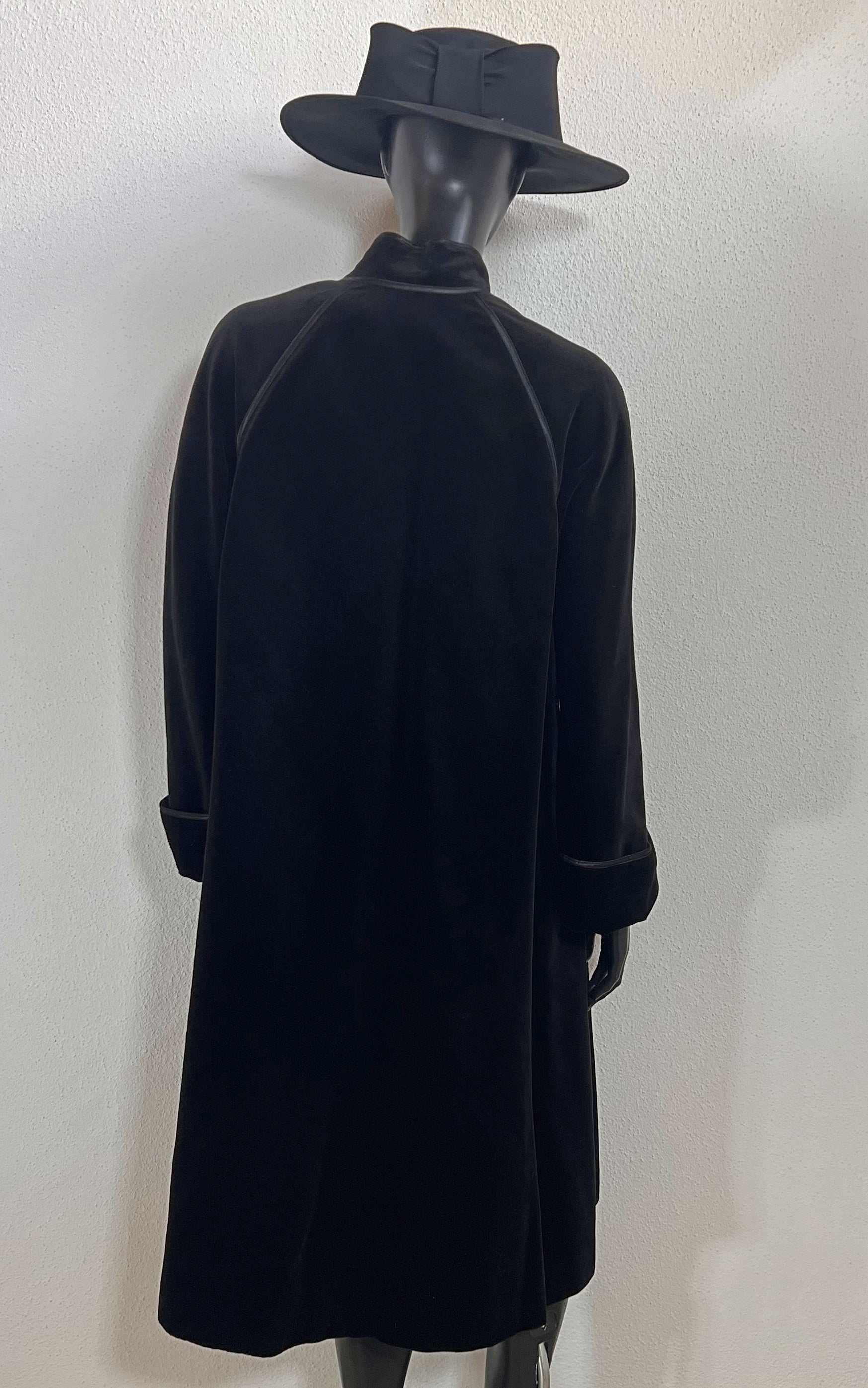 Cappotto vintage in velluto Louis Feraud anni '70