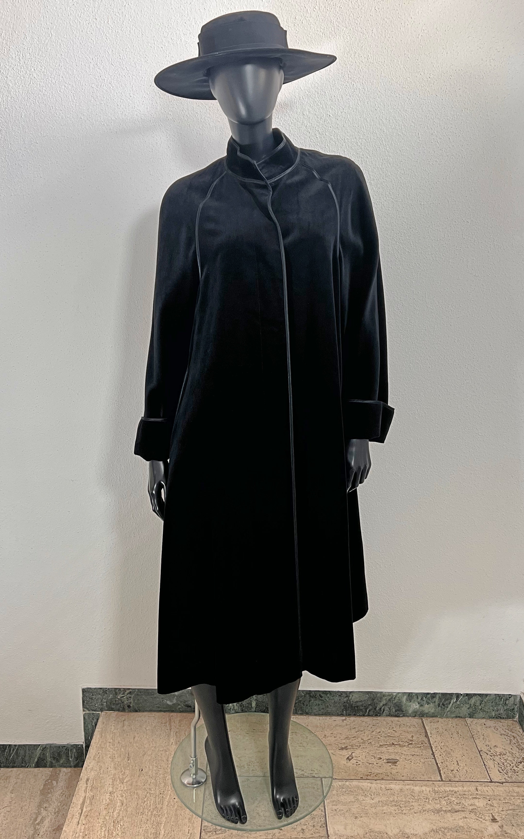 Cappotto vintage in velluto Louis Feraud anni '70