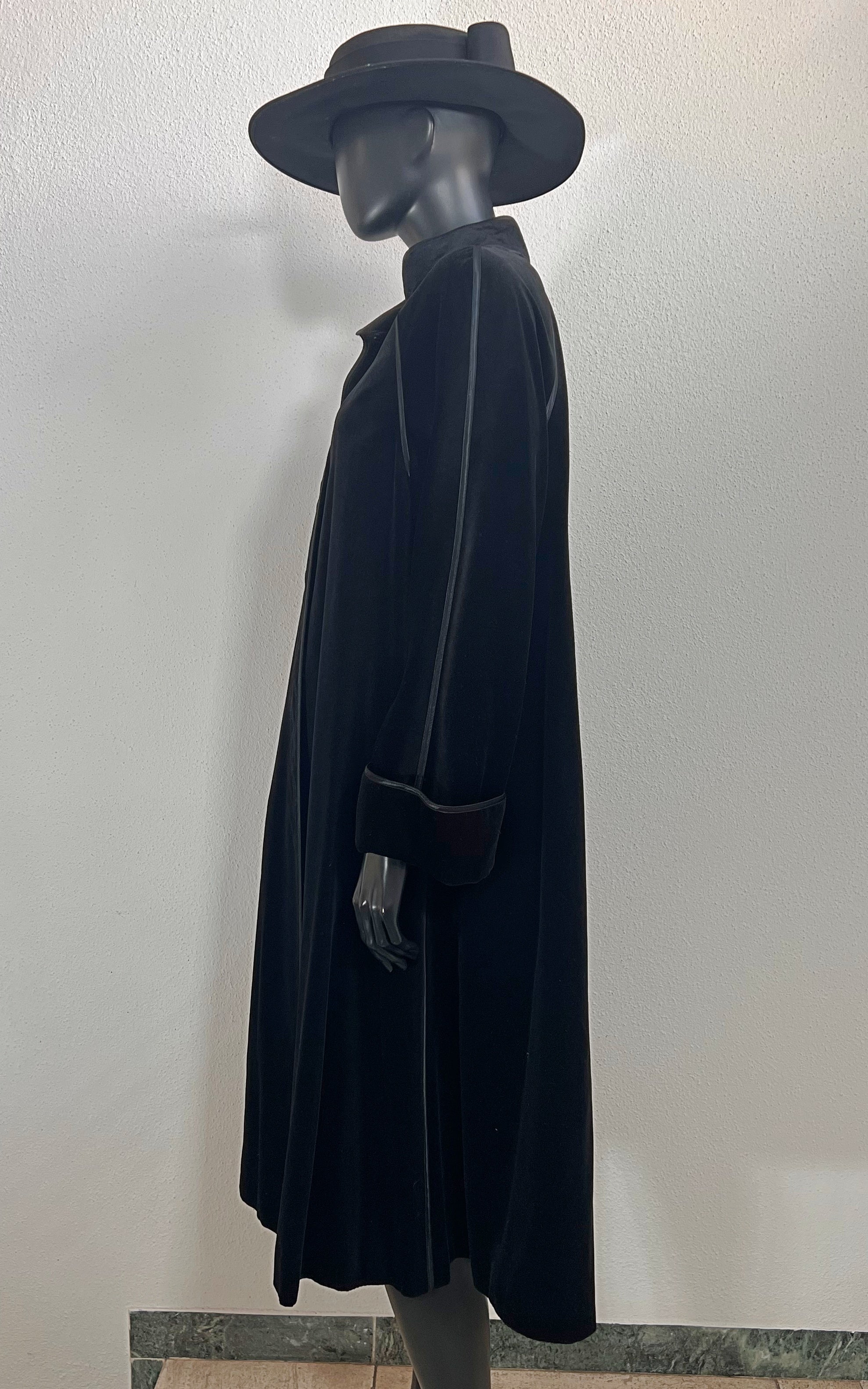Cappotto vintage in velluto Louis Feraud anni '70